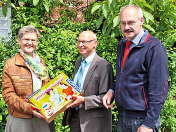 Einen Experimentierkasten übergab Günter Jira (Bayernwerk, Mitte) an Rektorin Angelika Kothmann-Loos. Rechts Bürgermeister Fridolin Zehner.  Foto: Dieter Britz