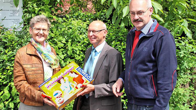 Einen Experimentierkasten übergab Günter Jira (Bayernwerk, Mitte) an Rektorin Angelika Kothmann-Loos. Rechts Bürgermeister Fridolin Zehner.  Foto: Dieter Britz