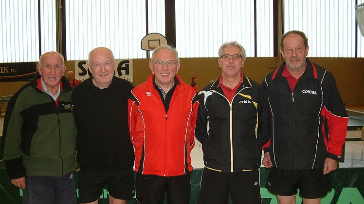 Erfolgreiche Tischtennis-Spieler aus dem Kreis Kronach bei der Bezirksmeisterschaft waren (von links) Alfred Leppert (3. im Einzel), Wolfgang Weidner (1. im Einzel, 2. im Doppel), Karlheinz Babinsky (1. im Einzel und Doppel), Reiner Kürschner (1. im Einzel und Doppel) und Gerhard Wachter (1. im Mixed, 3. im Einzel und Doppel).