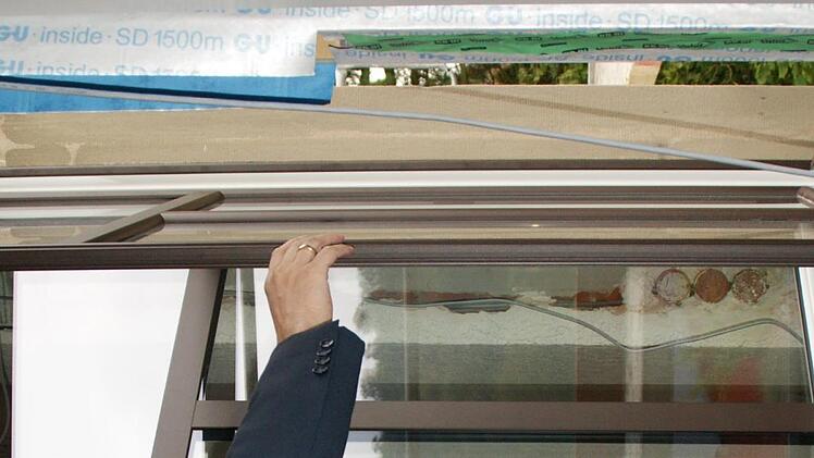 Bürgermeister Matthias Bäuerlein zeigt die technischen Details der neuen Fenster.