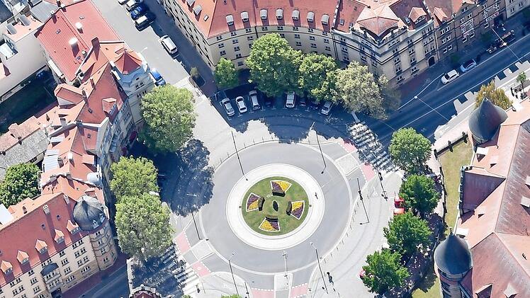 Wie kunstvoll ein Kreisverkehr wirken kann, zeigt dieses Bild vom Bamberger Wilhelmsplatz. Obwohl dieser Kreisel nicht mit Kunst, sondern nur mit Blumen geschmückt wurde. Foto: Ronald Rinklef
