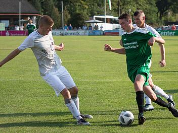 Verfolgt von Moritz Fischer dringt Friesens Siegtorsch&uuml;tze Maximilian Graf (gr&uuml;nes Trikot) in den G&auml;stestrafraum ein.