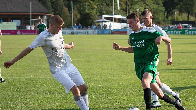 Verfolgt von Moritz Fischer dringt Friesens Siegtorsch&uuml;tze Maximilian Graf (gr&uuml;nes Trikot) in den G&auml;stestrafraum ein.