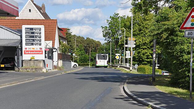 Auf H&ouml;he der Beschilderung soll rechts die Rampe von  der Kreisstra&szlig;e zur Schlo&szlig;stra&szlig;e entstehen. Foto: Karl Heinz Wirth