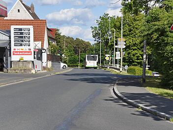 Auf Höhe der Beschilderung soll rechts die Rampe von  der Kreisstraße zur Schloßstraße entstehen. Foto: Karl Heinz Wirth