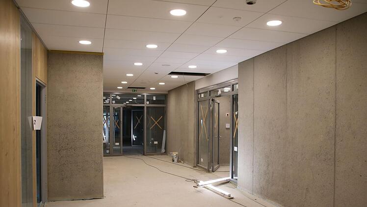 Schlichte Betonwände, Holz und Glas bestimmen das Bild. Foto: Thomas Malz