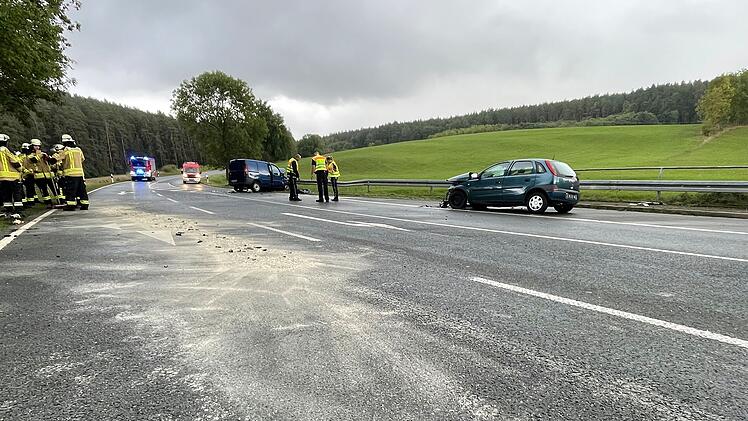 Neudrossenfeld: Vollsperrung auf B85 nach Unfall - Autos frontal zusammengesto&szlig;en