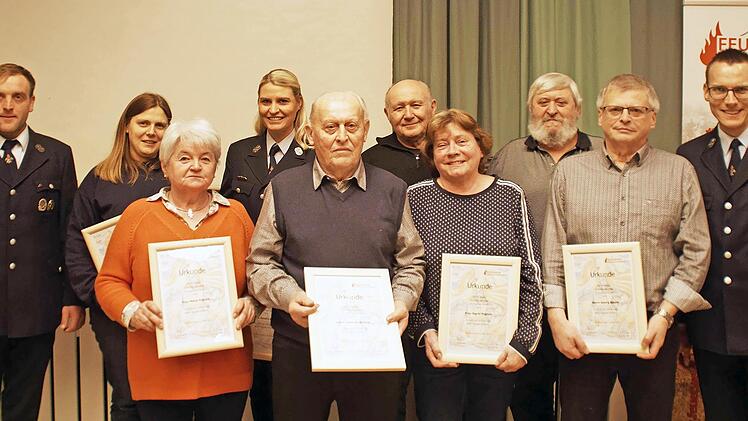 Ehrungen gab es für 25, 50 und 70 Jahre Zugehörigkeit zum Feuerwehrverein in Kirchehrenbach.
