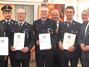Willibald Schick (FF Zeegendorf), Edmund Raab, Roland Büttel und Richard Göller (alle FF Roßdorf am Forst, von links) wurden für ihre 40-jährige Dienstzeit, umrahmt von Ehrengästen, ausgezeichnet.