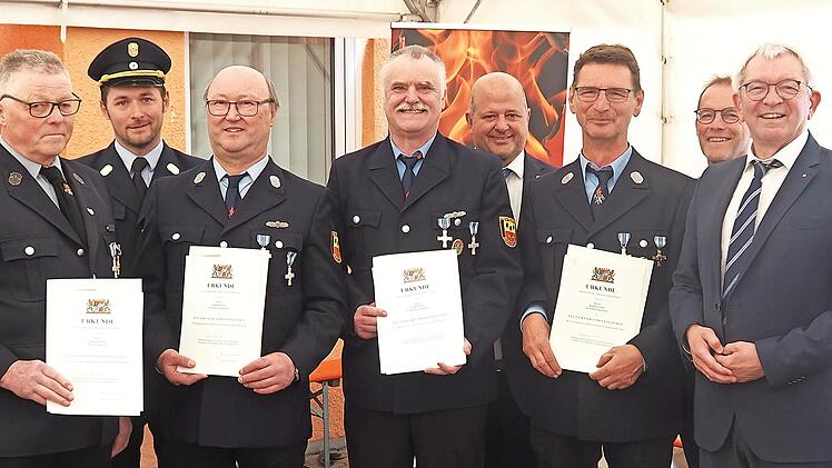 Willibald Schick (FF Zeegendorf), Edmund Raab, Roland Büttel und Richard Göller (alle FF Roßdorf am Forst, von links) wurden für ihre 40-jährige Dienstzeit, umrahmt von Ehrengästen, ausgezeichnet.