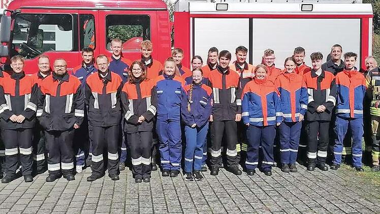 Gruppenbild aller Teilnehmer und Ausbilder mit Bürgermeister Daniel Wehner (1. Reihe, links) und Kreisbrandmeister Klaus Preisendörfer (1. Reihe, rechts)