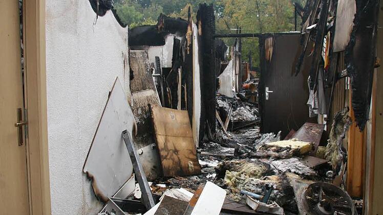 Innerhalb der nächsten zehn Tage soll vom ausgebrannten Untersteinacher Schützenhaus nichts mehr übrig sein.