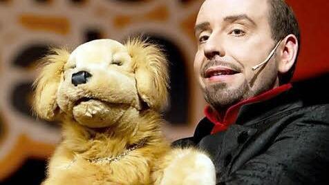 Marcelini und Hund Oscar nahmen Lokalgrößen aufs Korn.