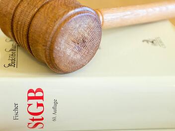 Das Amtsgericht Lichtenfels einen Gynäkologen zu einer satten Geldstrafe. Die Zollfahndung hatte in seinem Wohnhaus einen USB-Stick mit Bilddateien gefunden, die zum Teil schweren sexuellen Missbrauch von Kindern zeigen. Symbolfoto: Friso Gentsch/dpa