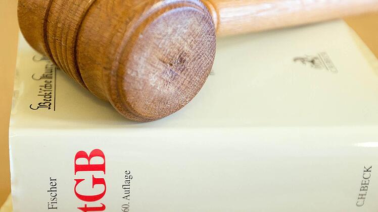 Das Amtsgericht Lichtenfels einen Gynäkologen zu einer satten Geldstrafe. Die Zollfahndung hatte in seinem Wohnhaus einen USB-Stick mit Bilddateien gefunden, die zum Teil schweren sexuellen Missbrauch von Kindern zeigen. Symbolfoto: Friso Gentsch/dpa