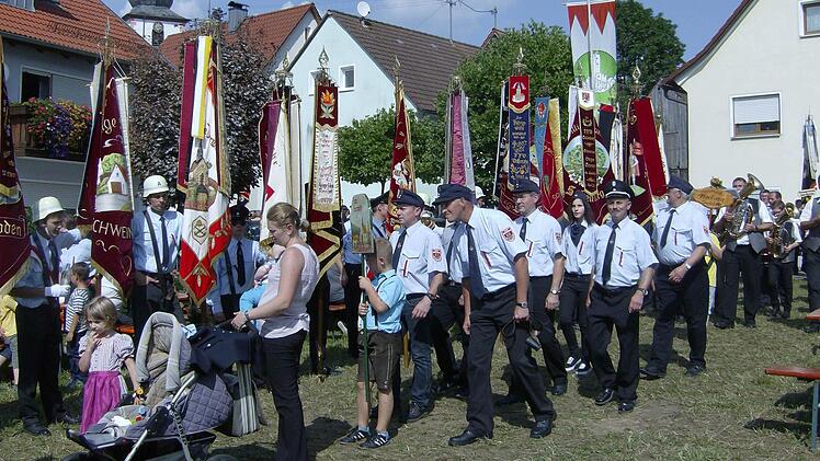 Bei herrlichem Sonnenschein feierten die Affalterthaler ihre Freiwillige Feuerwehr. Foto: Petra Malbrich