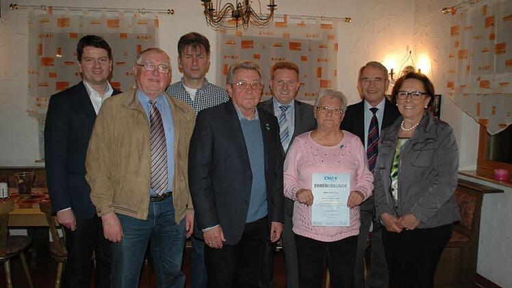 Ehrungen bei der CSU: Landtagsabgeordneter Sandro Kirchner (links) und Bezirkstagsabgeordnete Karin Renner (rechts) mit (von links) Otmar Marisch, Oliver Gleichmann, Willibald Schneider, Ortsvorsitzendem Matthias Klement, Emma Wenzel, Kurt Heim.Foto: Daniel Wiener