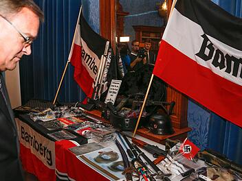Riesiges Waffenarsenal aus zwölf Wohnungen im Umkreis: Oberbürgermeister Andreas Starke (SPD) zeigte sich bestürzt über die Anschlagspläne auf Bamberger Asylbewerberunterkünfte.   Foto: Matthias Hoch
