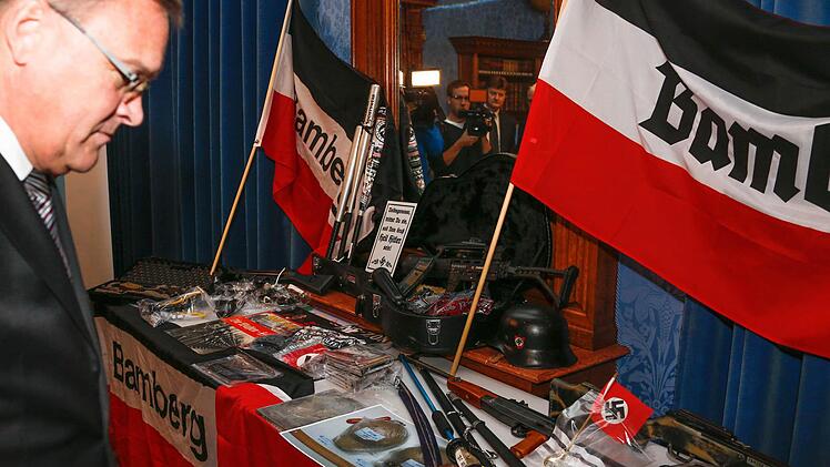 Riesiges Waffenarsenal aus zwölf Wohnungen im Umkreis: Oberbürgermeister Andreas Starke (SPD) zeigte sich bestürzt über die Anschlagspläne auf Bamberger Asylbewerberunterkünfte.   Foto: Matthias Hoch