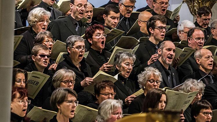Ein beeindruckendes Konzert zum Totensonntag gestaltete der Coburger Bachchor unter Peter Stenglein in der Morizkirche. Foto: Jochen Berger