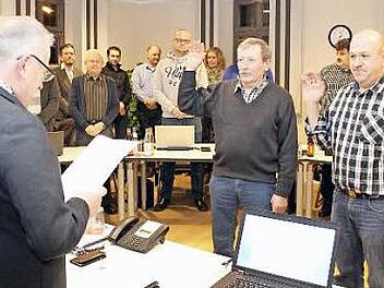 Helmut Badum (links) und Dieter Philipp legten den Eid ab. Als Feldgeschworenen setzen sie sich für die Allgmeinheit ein.  Foto: Evi Seeger