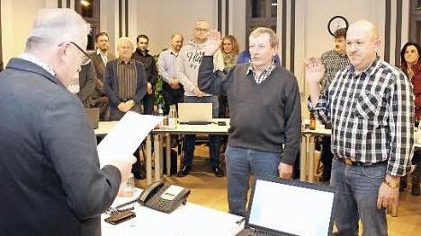 Helmut Badum (links) und Dieter Philipp legten den Eid ab. Als Feldgeschworenen setzen sie sich für die Allgmeinheit ein.  Foto: Evi Seeger