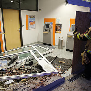 Unfall in Bayreuth: Auto kracht in Bank