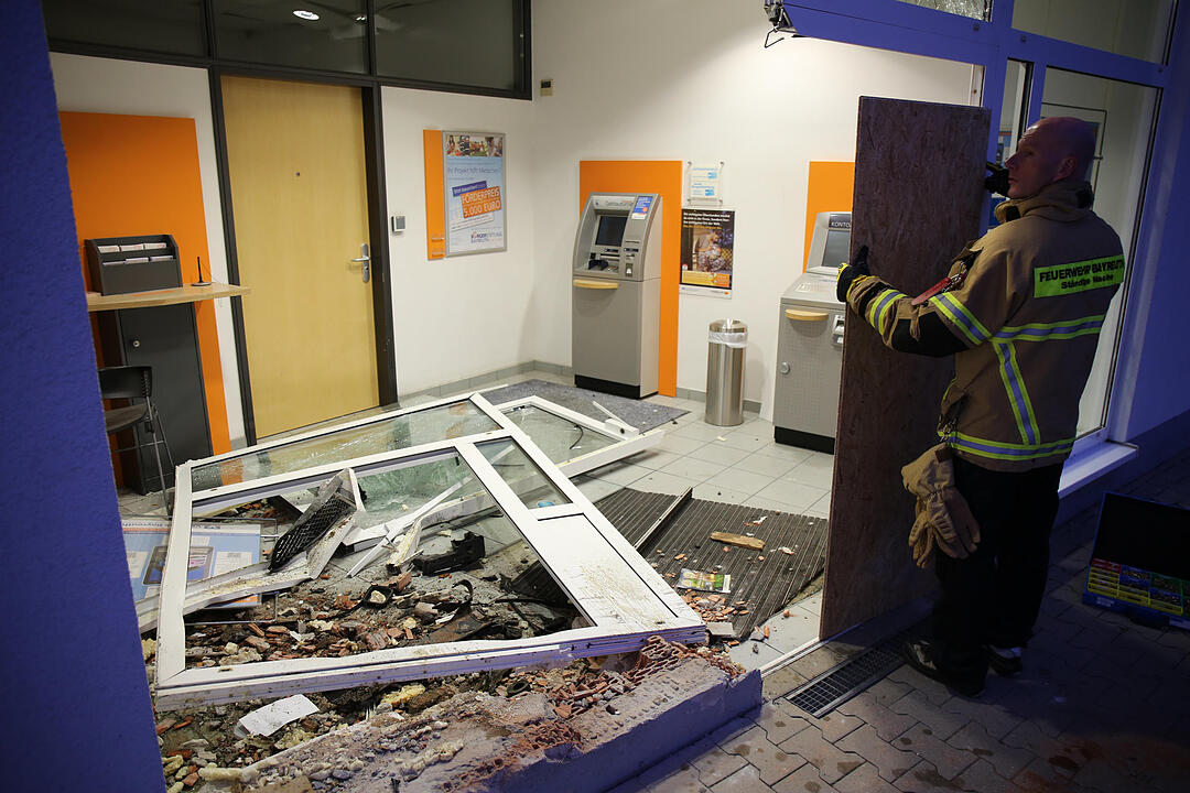 Unfall in Bayreuth: Auto kracht in Bank
