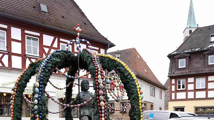 Aus dem Georgsbrunnen wird der Osterbrunnen.   Foto: Richard Sänger