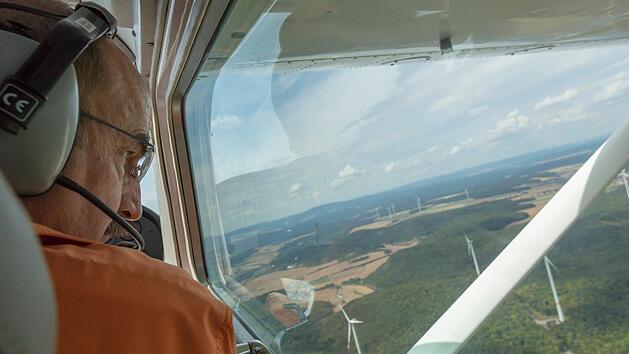 Roland Eckert hält die Augen  offen: Als Luftbeobachter fliegt er für die Bezirksregierung über Unterfranken und sucht nach Waldbränden und anderen Gefahrenquellen. Stephan Großmann