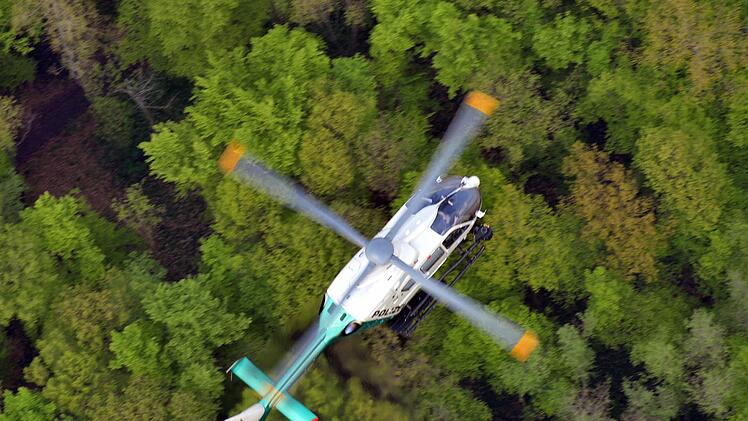 Mit unter anderem einem Hubschrauber sucht die Polizei aktuell nach zwei Einbrechern. Symbolfoto: Ronald Rinklef