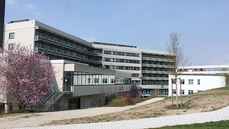 Die gepflegten Außenanlagen können nicht darüber hinweg täuschen, dass das alte Krankenhausgebäude derzeit ein Leerstand ohne konkrete Perspektive ist. Fotos: Popp