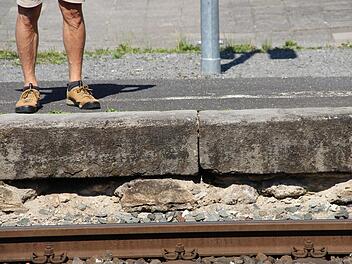 Der Bahnsteig sieht nicht gerade vertrauenserweckend aus, hat aber nach Bahnangaben keine sicherheitsrelevanten Mängel. H. Beudert