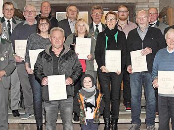 Ehrungen beim Sch&uuml;tzenverein Burggrub von links: Hartwig Ehrsam, Sch&uuml;tzenmeister Alexander Ehrsam, Bernhard Enders, Sabine G&uuml;nther, Karlheinz W&uuml;nsch, Bernd Dotzauer, Hans Ullrich Stark, Kistina Dotzauer, Ehrensch&uuml;tzenmeister Reinhard M&uuml;ller, Angelika Rosenbauer, Tobias Kalb, Manfred Drechsler, Vorsitzenden Uwe G&uuml;nther, Ernst G&uuml;nther und Zweiten B&uuml;rgermeister Siegfried Weiserth. Foto: privat