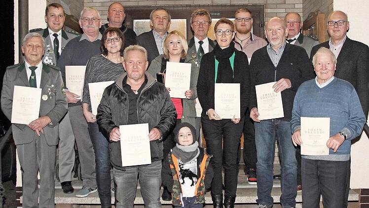 Ehrungen beim Sch&uuml;tzenverein Burggrub von links: Hartwig Ehrsam, Sch&uuml;tzenmeister Alexander Ehrsam, Bernhard Enders, Sabine G&uuml;nther, Karlheinz W&uuml;nsch, Bernd Dotzauer, Hans Ullrich Stark, Kistina Dotzauer, Ehrensch&uuml;tzenmeister Reinhard M&uuml;ller, Angelika Rosenbauer, Tobias Kalb, Manfred Drechsler, Vorsitzenden Uwe G&uuml;nther, Ernst G&uuml;nther und Zweiten B&uuml;rgermeister Siegfried Weiserth. Foto: privat