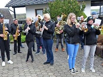 Kupferberg Traditionell zog die Stadtkapelle Kupferberg am 1. Mai zum Weckruf ab sieben Uhr früh wieder durch die kleine Bergbaustadt. Mit zünftigen Weisen wurden die Bürger aus den Betten geschmissen, die sich mit Spenden für diesen schönen Brauch bedankten. Der Erlös kommt der Nachwuchs- und Jugendarbeit des Vereins der Musikfreunde Kupferberg zugute.