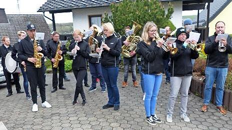 Kupferberg Traditionell zog die Stadtkapelle Kupferberg am 1. Mai zum Weckruf ab sieben Uhr früh wieder durch die kleine Bergbaustadt. Mit zünftigen Weisen wurden die Bürger aus den Betten geschmissen, die sich mit Spenden für diesen schönen Brauch bedankten. Der Erlös kommt der Nachwuchs- und Jugendarbeit des Vereins der Musikfreunde Kupferberg zugute.