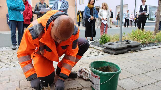 Heiko H&ouml;rnis vom st&auml;dtischen Bauhof &uuml;bernimmt die Verlegung der Stolpersteine. Foto: Julia Raab