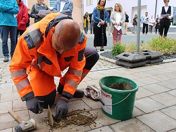 Heiko Hörnis vom städtischen Bauhof übernimmt die Verlegung der Stolpersteine. Foto: Julia Raab
