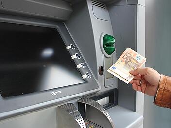 Immer kostenlos Geld abheben: So sparst du lästige Gebühren