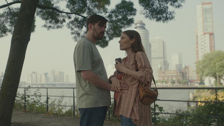 Roman (Bart Kelchtermans) und seine Freundin Caro (Sigrid ten Napel) erwarten ihr erstes Kind. Ausgerechnet da begibt sich Roman in Gefahr, weil er es in seinem neuen Job als Abh&ouml;rspezialist der Polizei mit dem Organisierten Verbrechen zu tun bekommt.