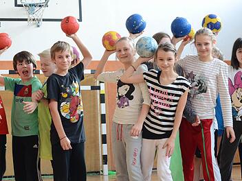 Bleiben für den Handball-Sport nachmittags gerne in der Schule: die von Klaus Sieß betreuten Dritt- und Viertklässler. Foto: Jürgen Schmitt