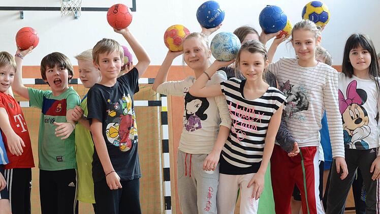 Bleiben für den Handball-Sport nachmittags gerne in der Schule: die von Klaus Sieß betreuten Dritt- und Viertklässler. Foto: Jürgen Schmitt