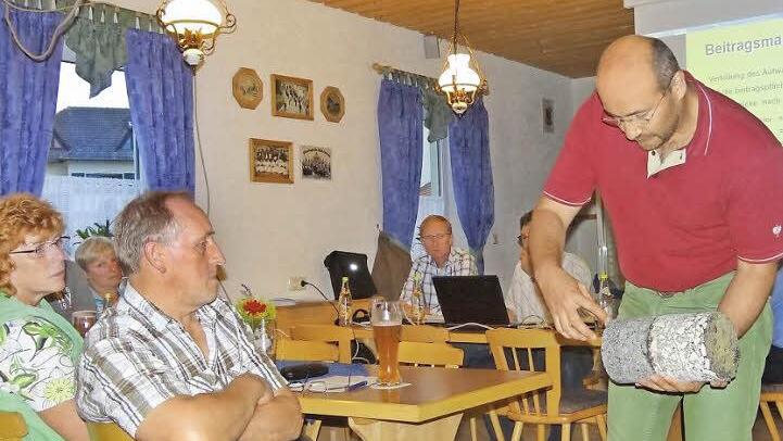 Michael Dötzer vom Planungsbüro Strunz konnte die Weißenbrunner mit Anschauungsmaterial überzeugen. Er zeigte einen Bohrkern um die verschiedenen Schichten des Straßenaufbaus zu erläutern.   Fotos: Johanna Eckert