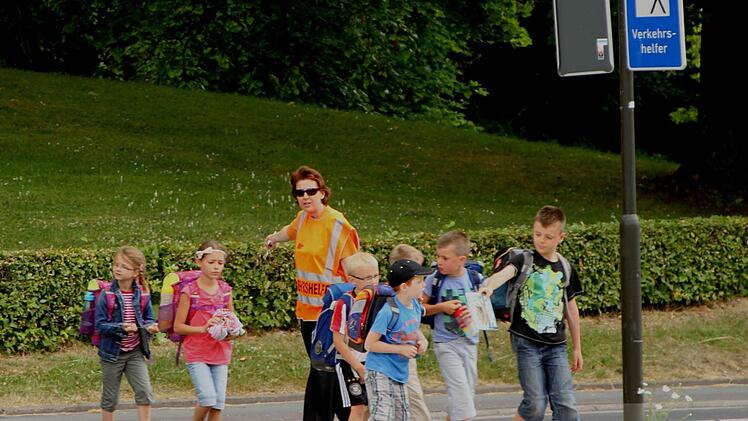 Schulweghelferin Stefanie Schneider war am gestrigen Donnerstag im Einsatz. Foto: Günther Geiling