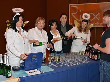 Die Mitarbeiter von Kultourismus sind vielseitig eingesetzt, egal ob im Büro oder im Service bei Veranstaltungen, das Kommunalunternehmen kann sich auf die Mitarbeit verlassen (von links Sabine Schodorf, Monika Nöth, Inge Bulheller, Björn Hein und Nadine Bötsch). Foto: Björn Hein