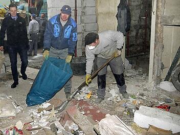 Säckeweise schaufeln Georg Wich (rechts) und Frank Gruner (Mitte) den Dreck aus dem Anbau am "Goldenen Löwen". Der Bad Rodacher Bürgermeister Tobias Ehrlicher (links) schaut ab und an vorbei - und wundert sich jedes Mal, wie sich so viel Müll in einem alten Gebäude ansammeln kann. Fotos: Berthold Köhler