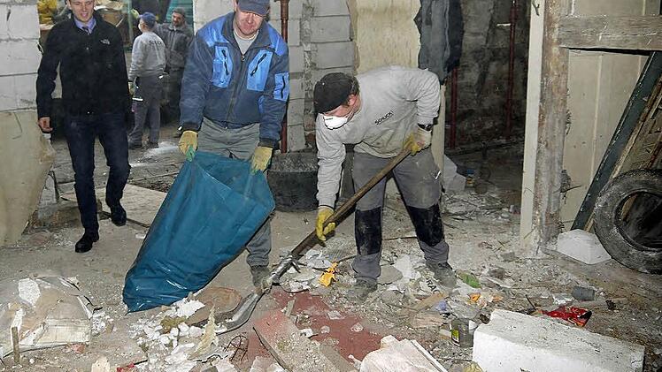 Säckeweise schaufeln Georg Wich (rechts) und Frank Gruner (Mitte) den Dreck aus dem Anbau am "Goldenen Löwen". Der Bad Rodacher Bürgermeister Tobias Ehrlicher (links) schaut ab und an vorbei - und wundert sich jedes Mal, wie sich so viel Müll in einem alten Gebäude ansammeln kann. Fotos: Berthold Köhler