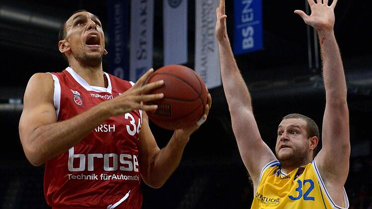 Braunschweigs Kenneth Frease (r) und Bambergs Yassin Idbihi kämpfen um den Ball. Foto: Peter Steffen/dpa