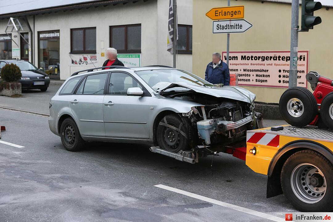 Ampel an Kreuzung ausgefallen - Zwei Pkw kollidieren in Obermichelbach